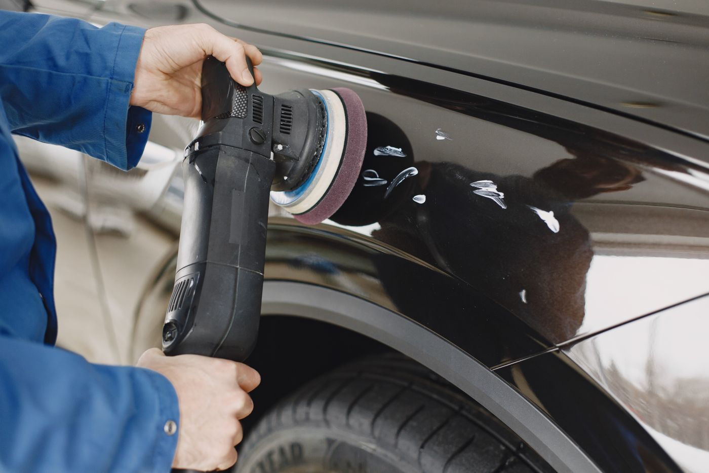 Detailarbeit an der Lackfläche mit der Poliermaschine