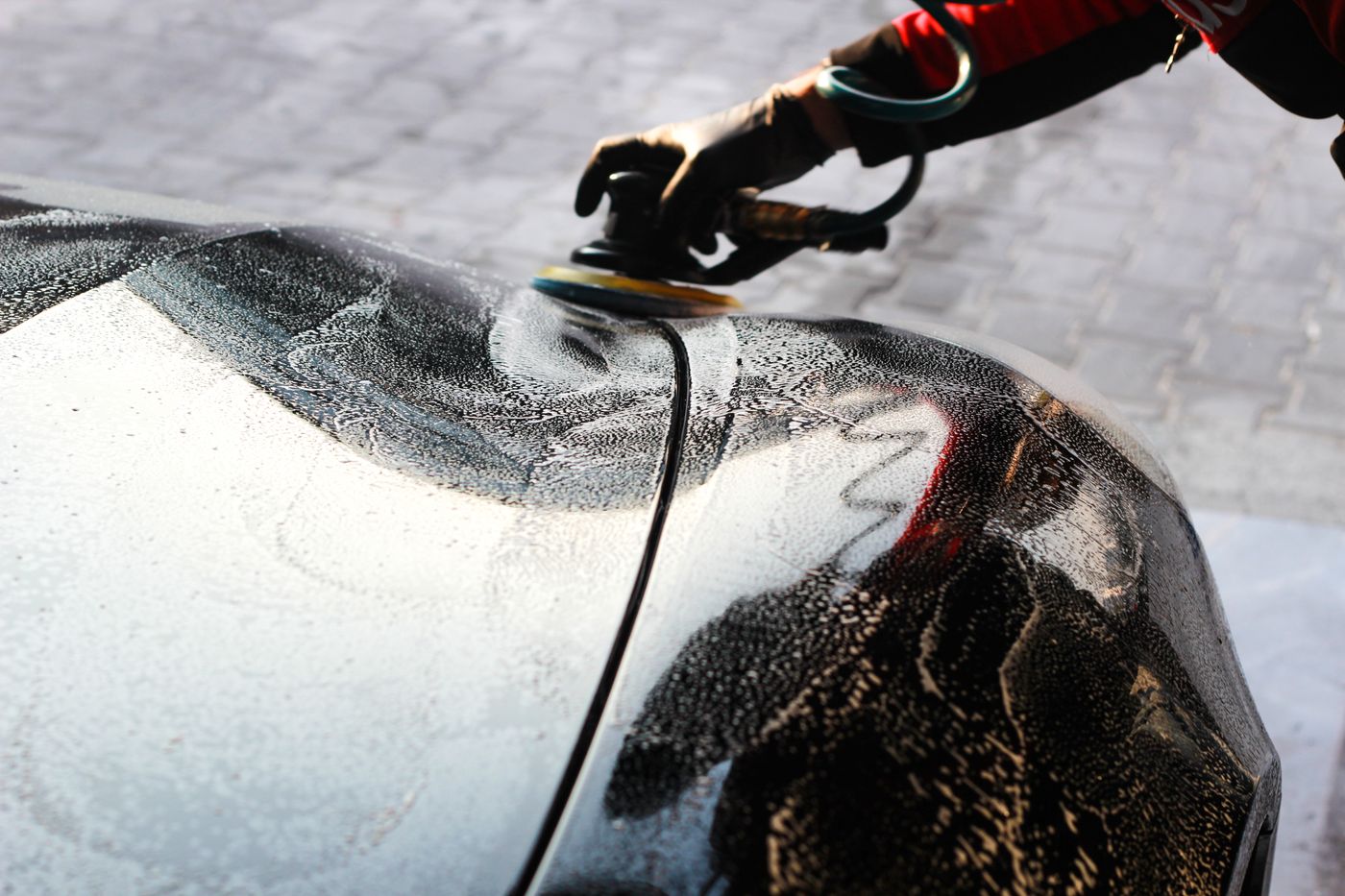 Wachsauftrag von Hand auf der Motorhaube