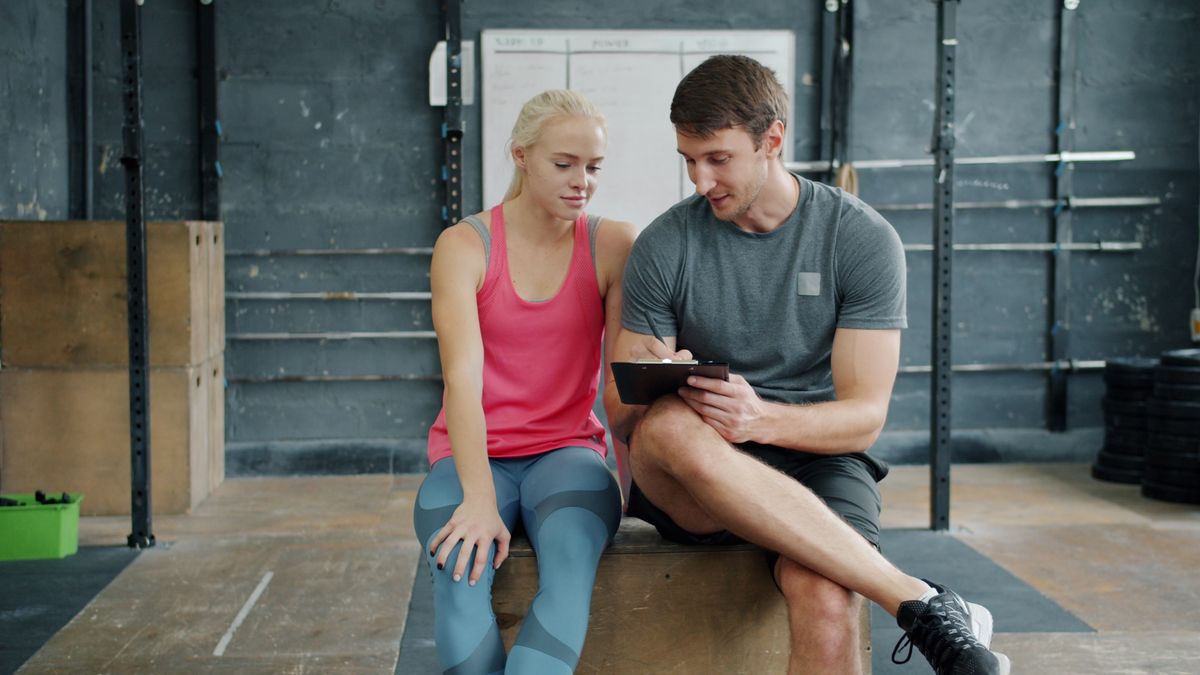 Coach und Klientin besprechen den Trainingsplan