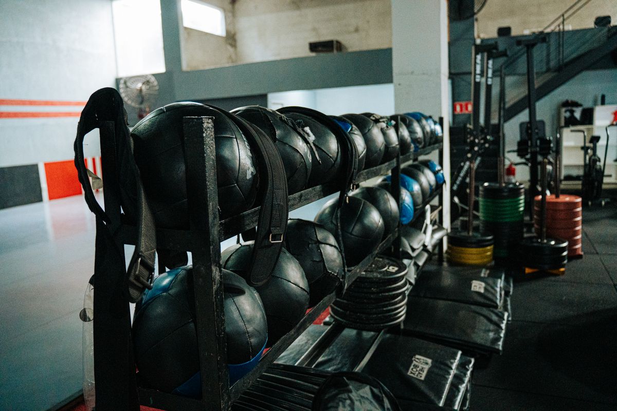 Kettlebells und Trainingsgeräte im Studio